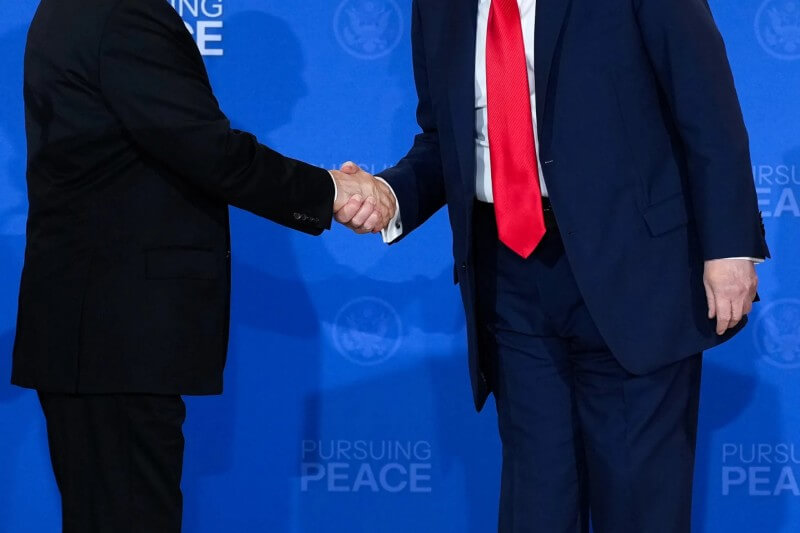 Putin și Trump - strângere de mână - Alaska, august 2025