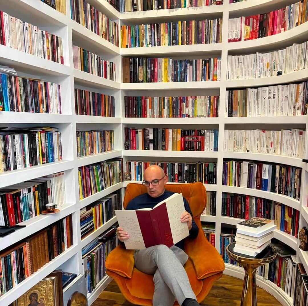 Rareș Bogdan -  citind dintr-un cărțoi a lui George Călinescu