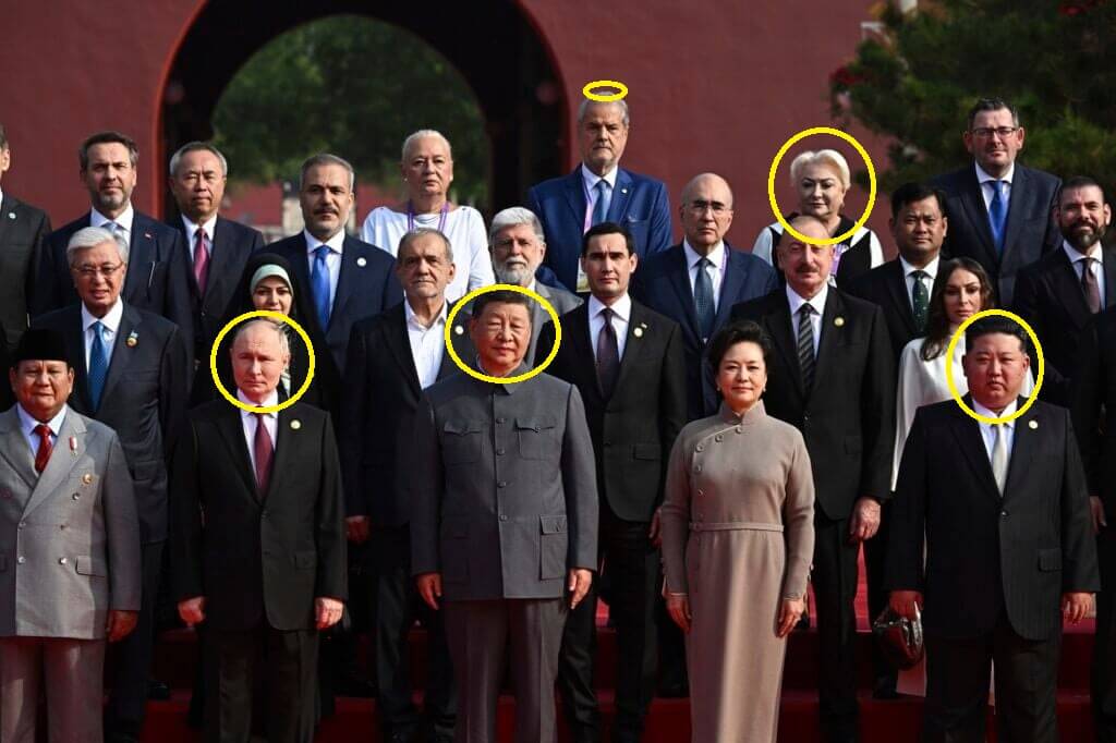 Poza de grup la parada militară de la Beijing, septembrie 2025